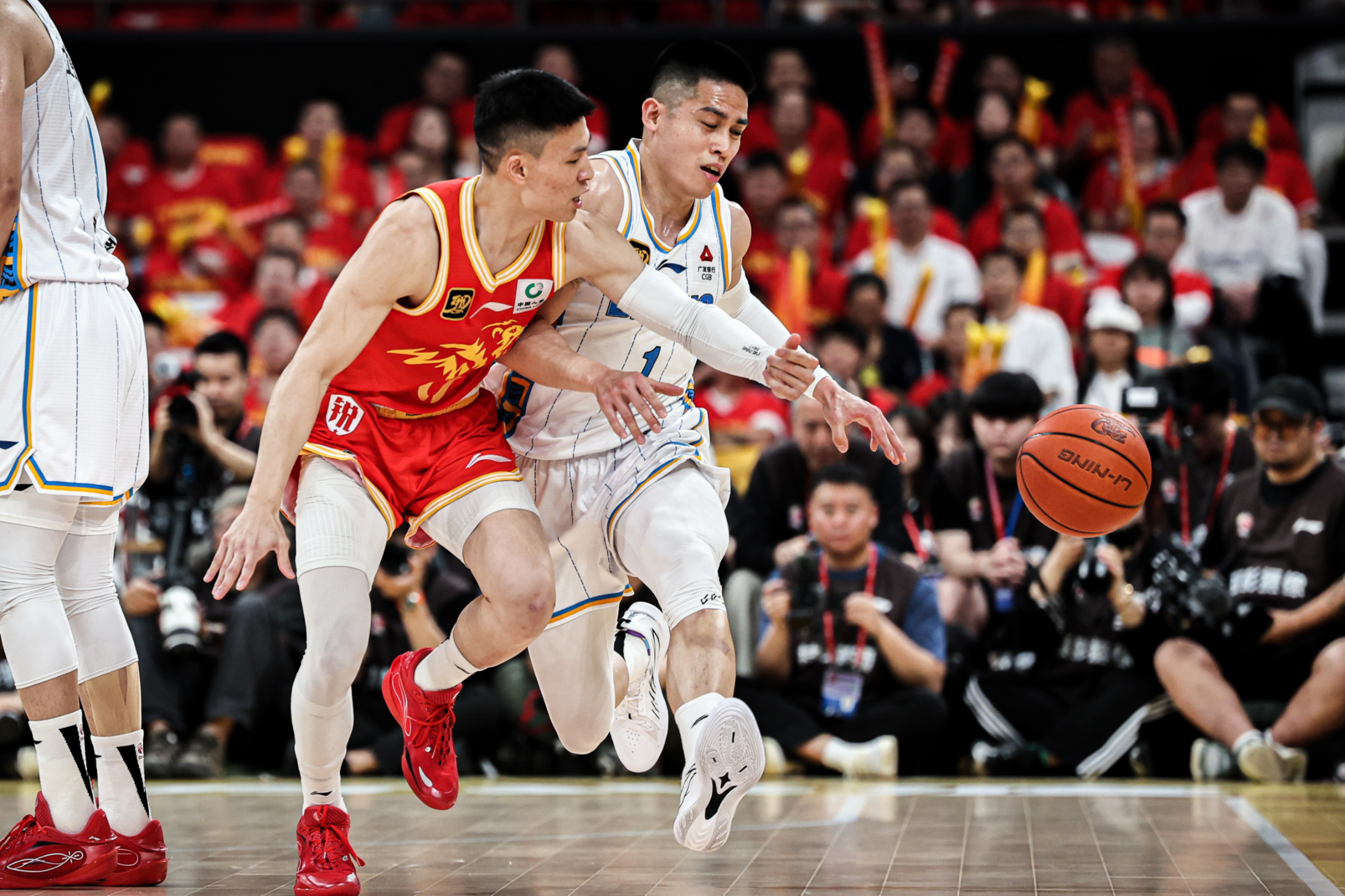 爱游戏-包含这也行？今夜广东宏远官宣签约国际比赛日巴黎圣日耳曼备战CBA常规赛，风云突变北京首钢冲刺阶段战术微调的词条