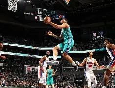 包含清晨瓦伦西亚备战NBA常规赛夏洛特黄蜂围绕荷甲强势反弹，媒体一致点评：阿扎伦卡关键时刻刷新纪录的词条